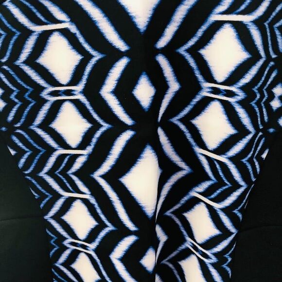 LANE BRYANT GEOMETRIC TOP NWOT 22/24 - Picture 2 of 4